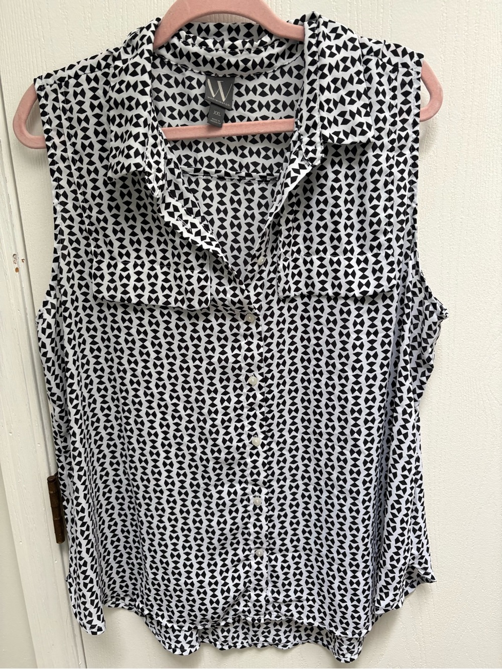 Worthington Black and White Geometric Sleeveless Button-Down Shirt